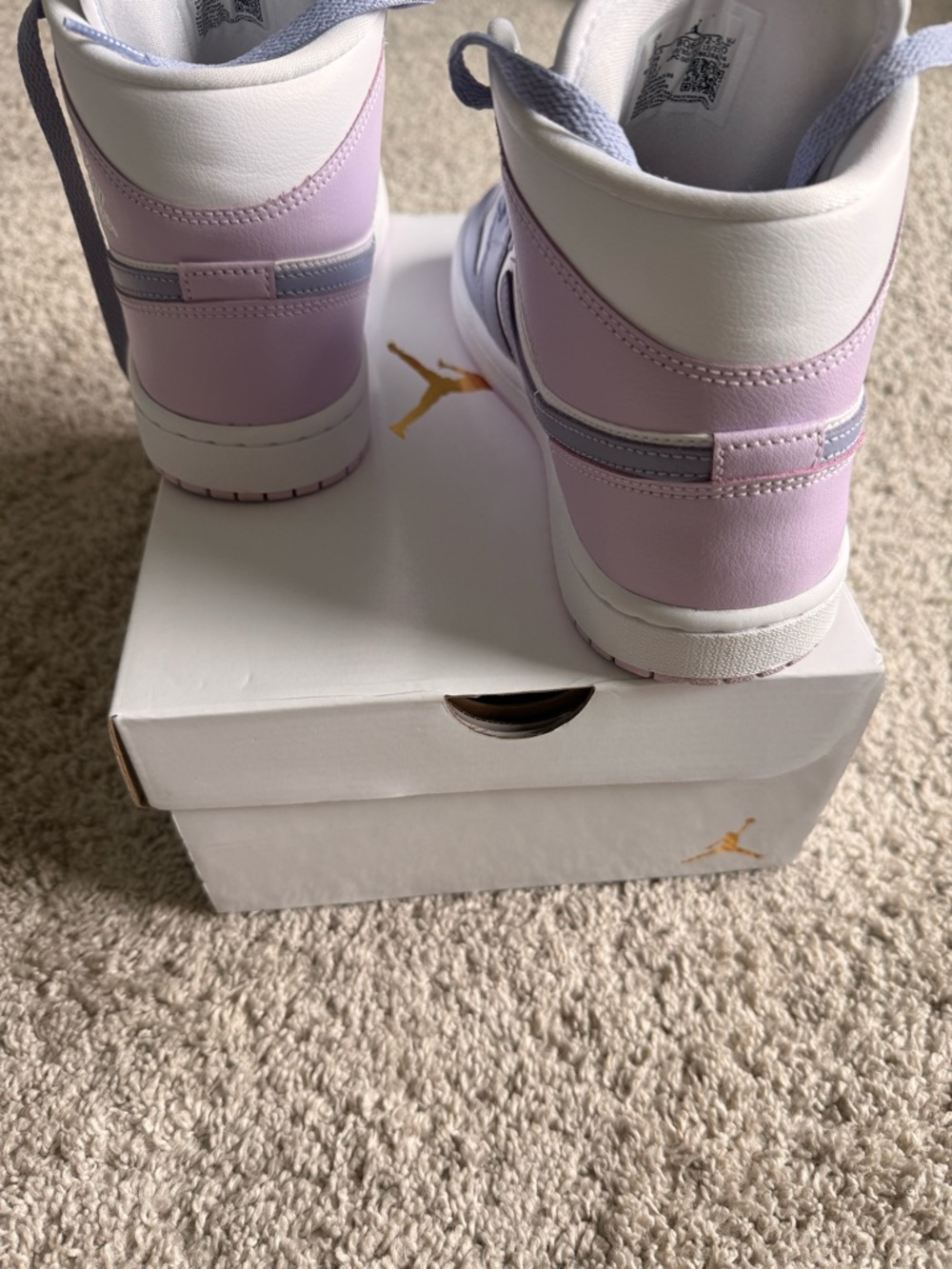 Great condition!!

Women’s Nike Air Jordan 1 Mid — Indigo Haze/Doll/White - Picture 6 of 13